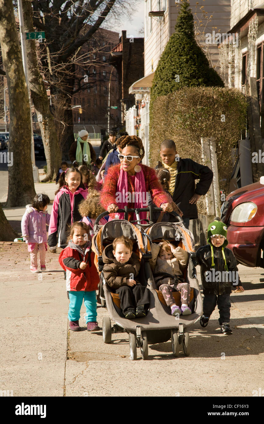 Kinder sind uns Kindergarten Schule/frühen Lernzentrum im Stadtteil Kensington sehr multikulturellen Brooklyn, NY Stockfoto