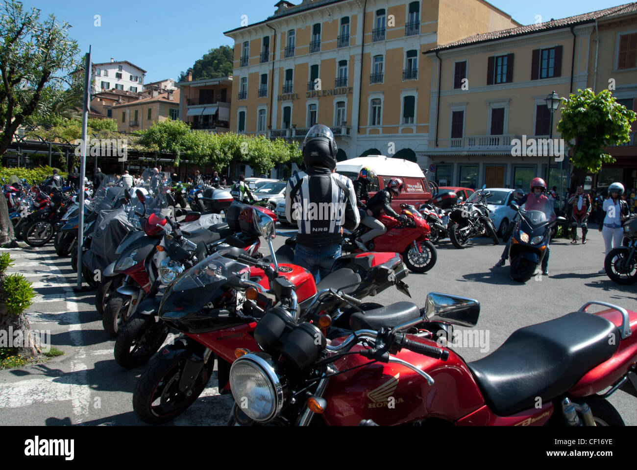 Motorrad Parkplatz im Bellagio, Comer See, Italien Stockfoto