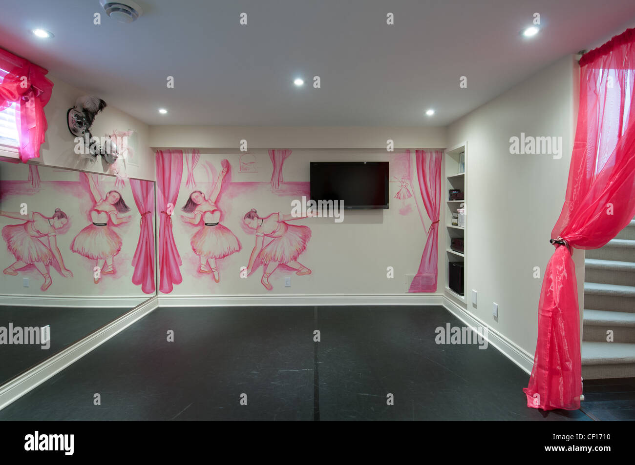Privat Dance Studio In Luxus Wohnhaus Stockfoto Bild 43668044