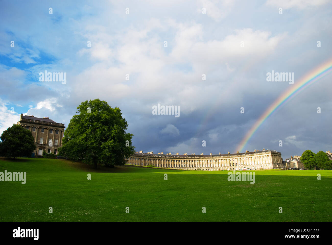 Einen Blick auf die Royal Crescent in Bath mit einem Regenbogen-overhead Stockfoto