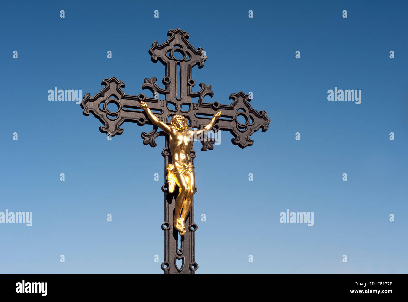 Jesus am Kreuz am Friedhof Stockfoto