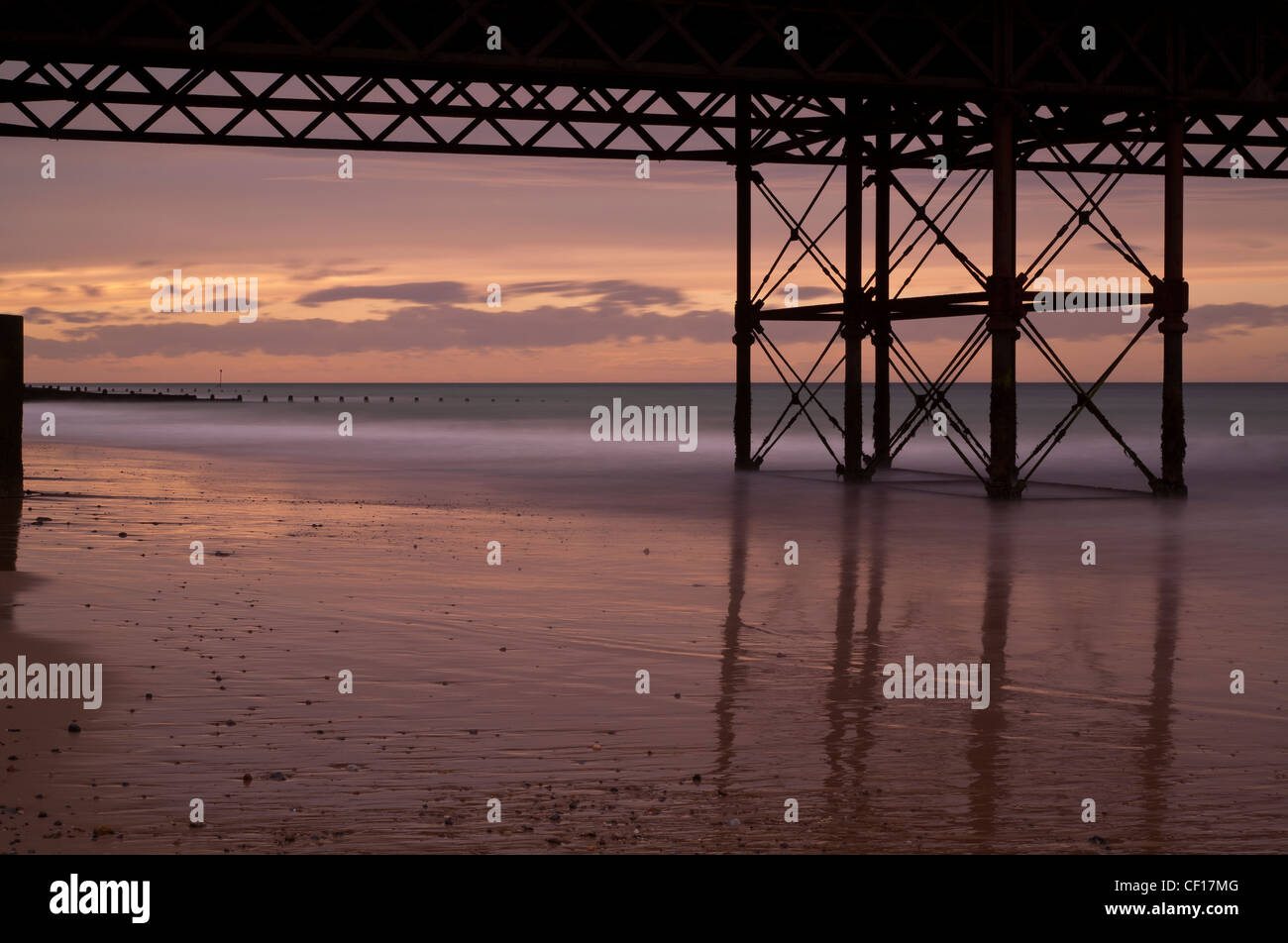 Sonnenuntergang unter Cromer Pier, Norfolk, Großbritannien Stockfoto