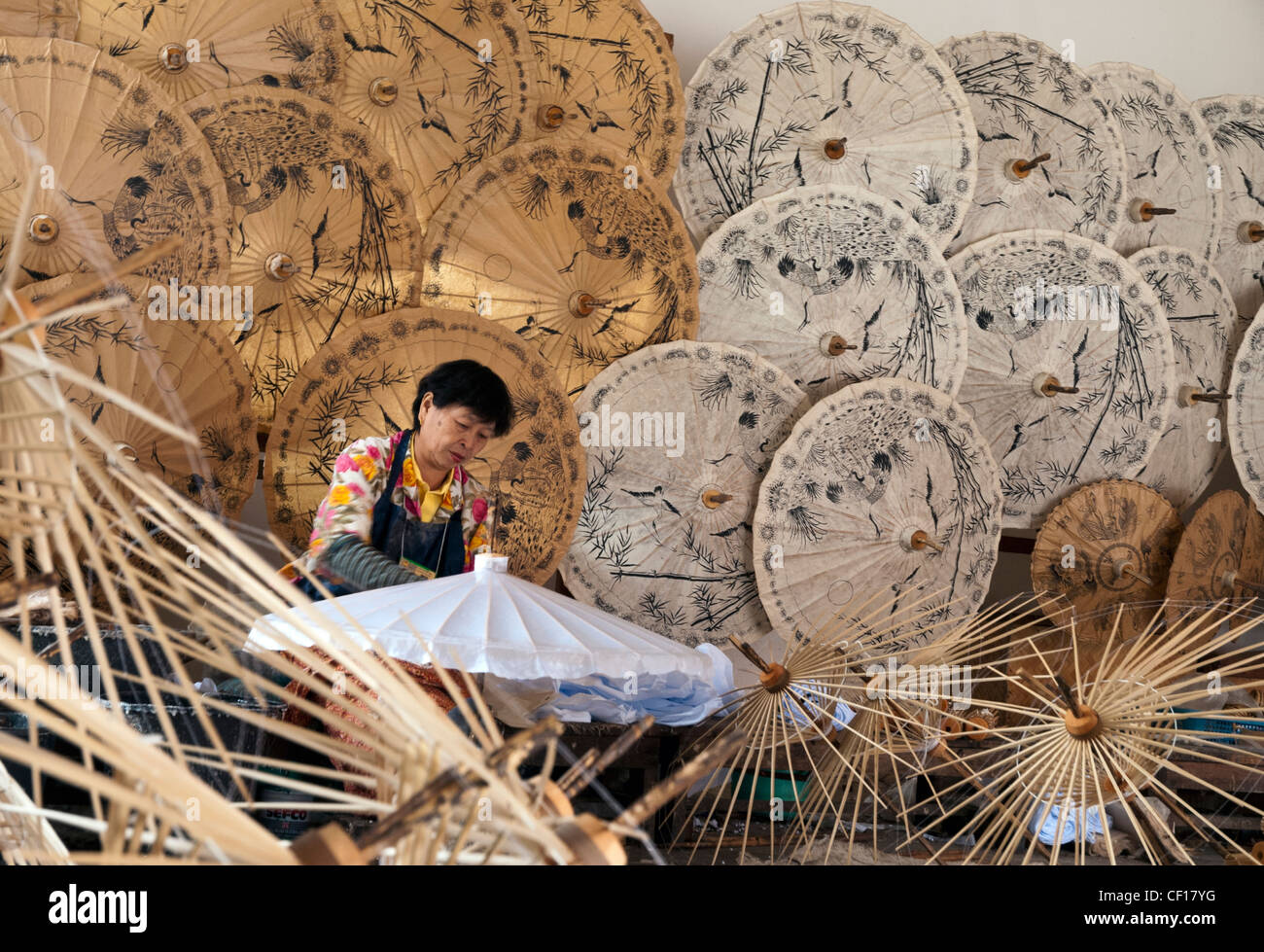Frau, die Bambus und Papier Regenschirme in Thailand Stockfoto