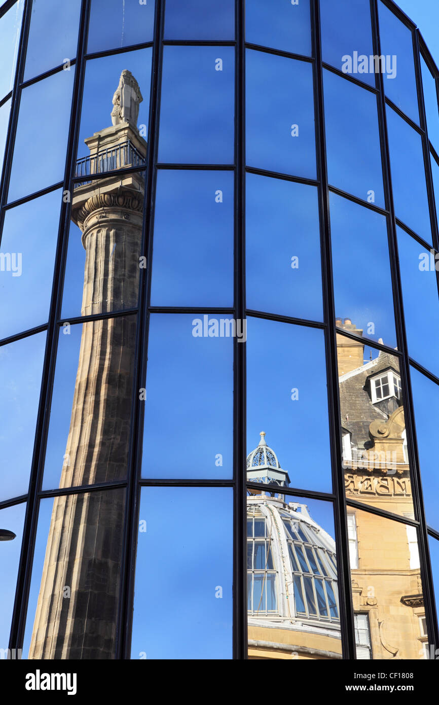 Gray's Monument, das sich in der Windows von Eldon Square Shopping Center Newcastle upon Tyne England UK wider Stockfoto