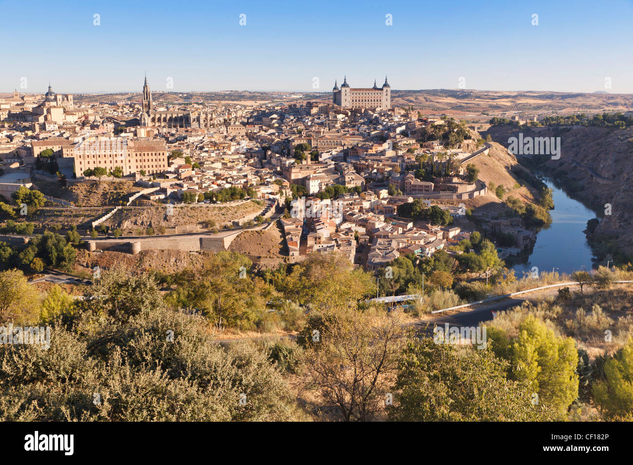 Toledo, Provinz Toledo, Castilla-La Mancha, Spanien. Blick über Stadt und zeigt dem Alcazar und den Fluss Tejo. Stockfoto