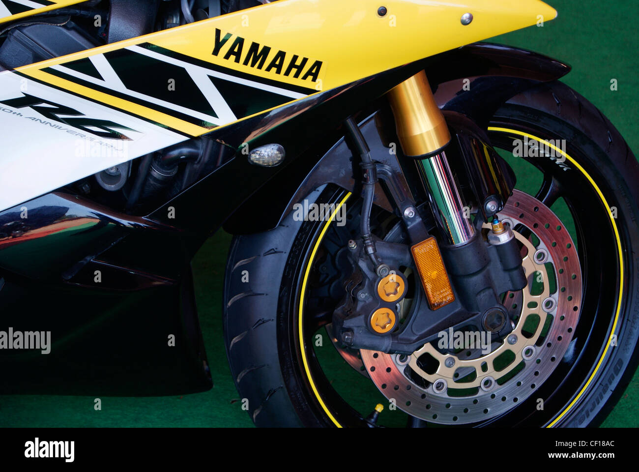 Closeup Vorderseite Ansicht der stilvollen Yamaha R6 Rennrad Stockfoto
