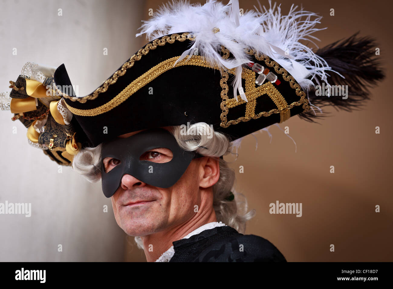 Ein Porträt des Menschen in Karneval Kostüm und gefiederten Hut, Venedig, Venetien, Italien Stockfoto