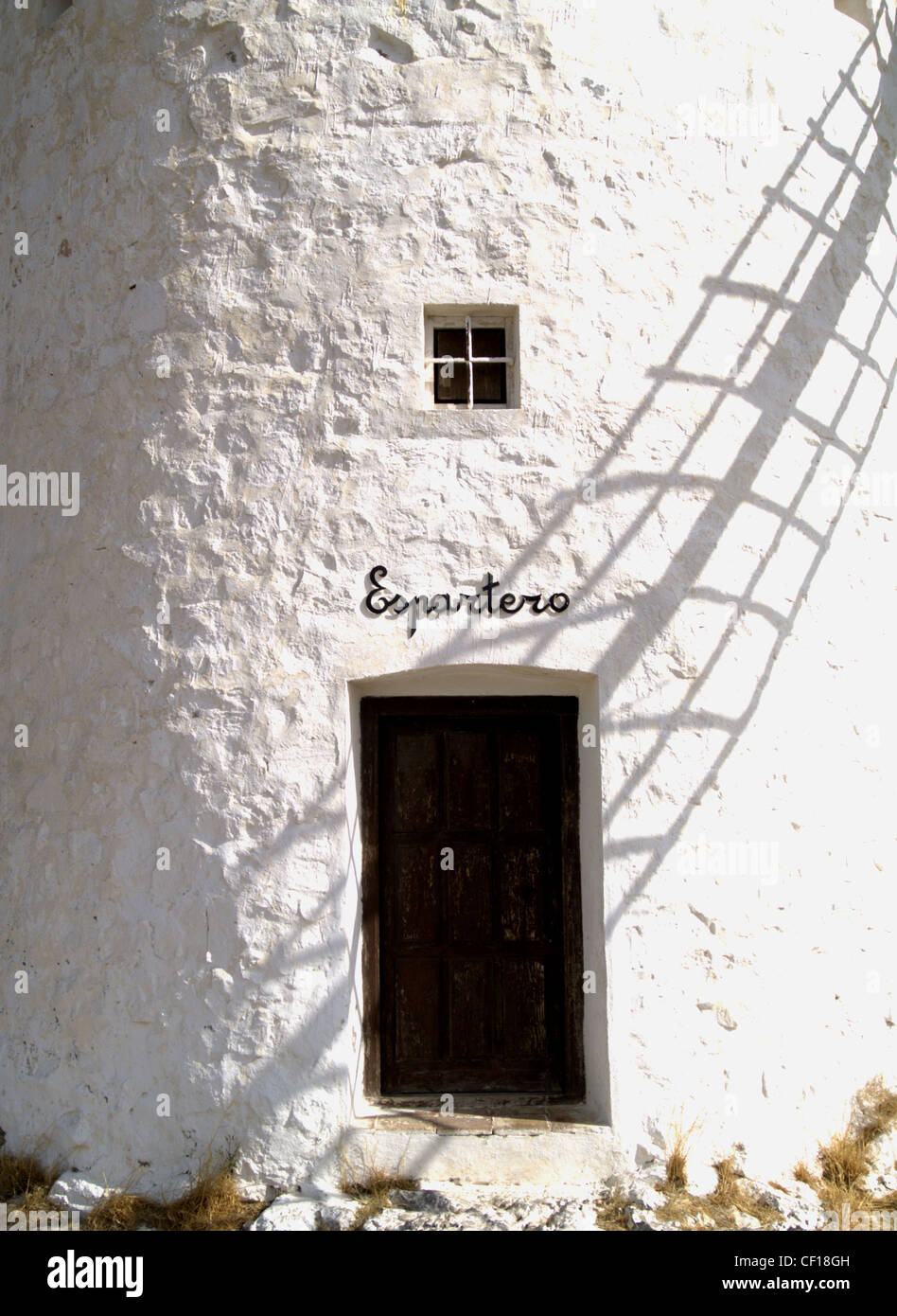 Schatten über der Tür eine traditionelle spanische Windmühle im Alcazar de San Juan, Kastilien, Spanien Stockfoto