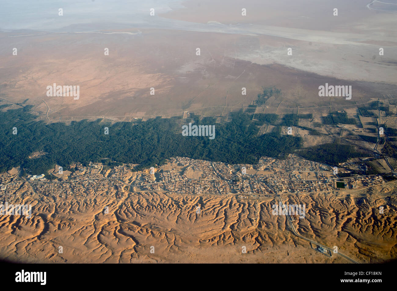 Blick vom Flugzeug der tunesischen Wüste an der algerischen Grenze mit Palmenhain und Häuser Stockfoto