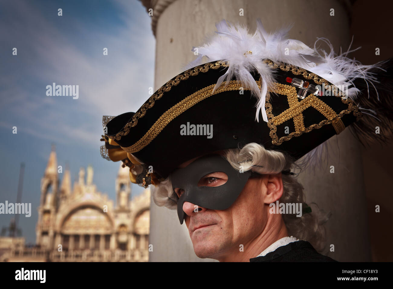 Ein Mann in Karneval Kostüm nach St. Marcus Platz, Venedig, Venetien, Italien Suche Stockfoto