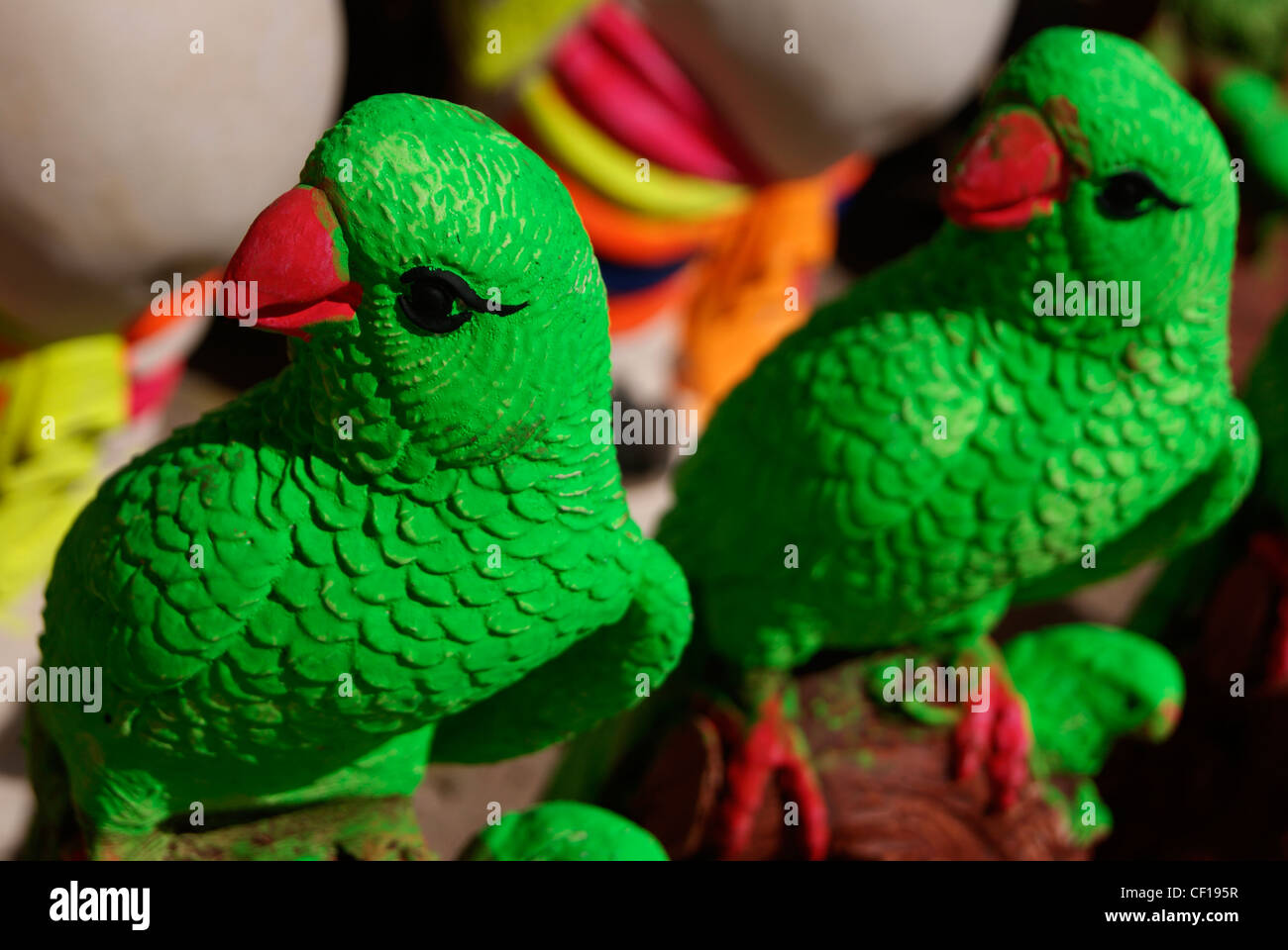 Handwerk der niedlich suchen zwei Papageien sitzen parallel Stockfoto