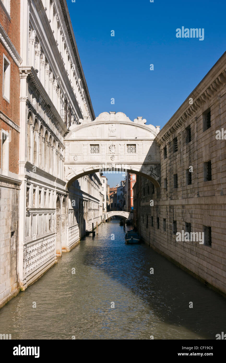 Die berühmte Seufzerbrücke (Ponte dei Sospiri) zwischen dem Dogenpalast