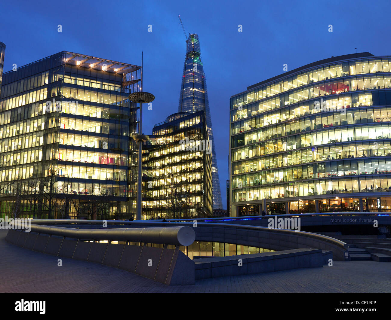 Mehr London Riverside-Büros in der Dämmerung mit Lichtern beleuchtet, auf Stockfoto