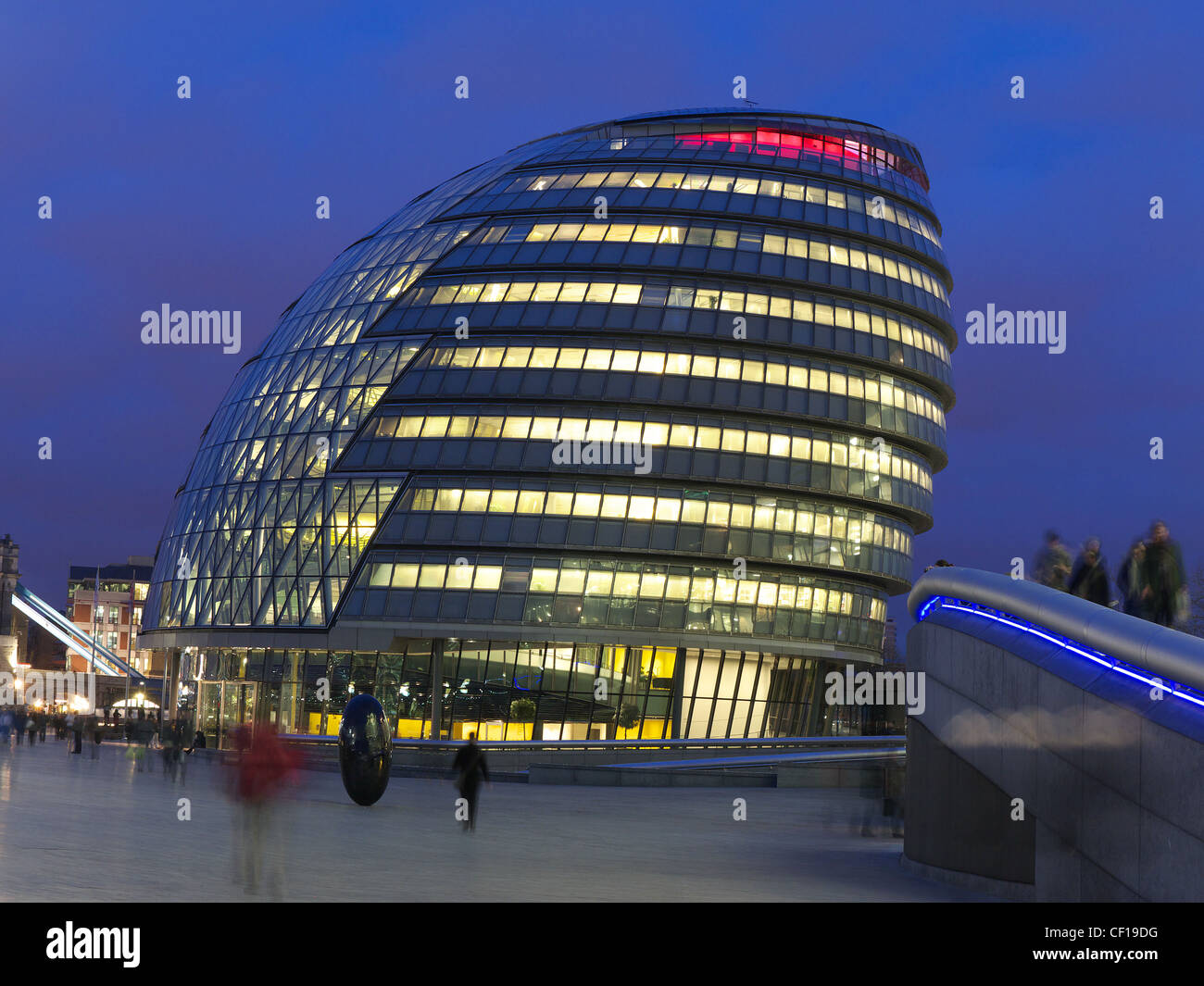 London City Hall in der frühen Abenddämmerung mit Licht beleuchtet von der Königin Silver Jubilee Walkway betrachtet Stockfoto