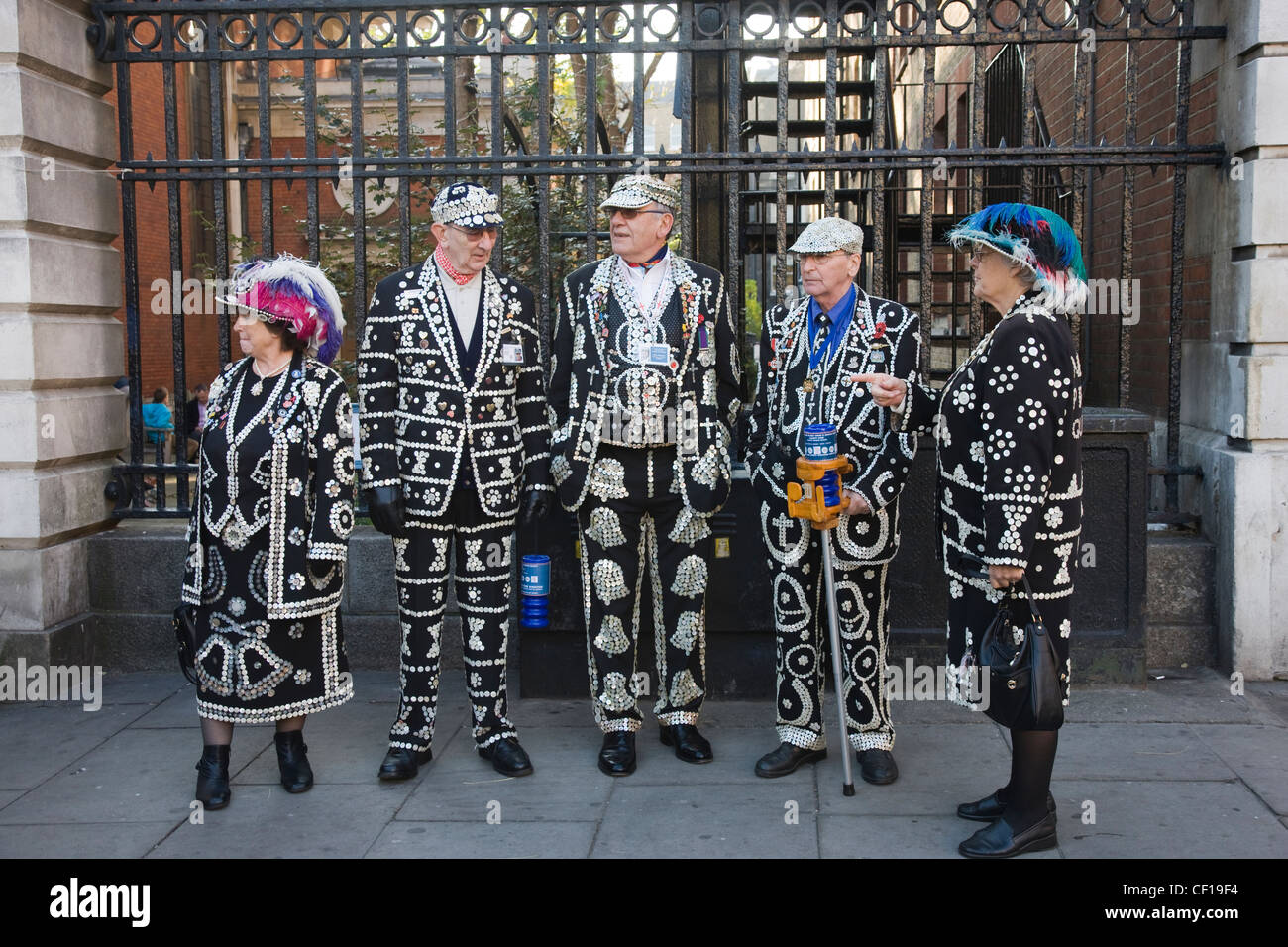 Pearly Könige und Königinnen sammeln Geld für wohltätige Zwecke in Covent Garden in London Stockfoto