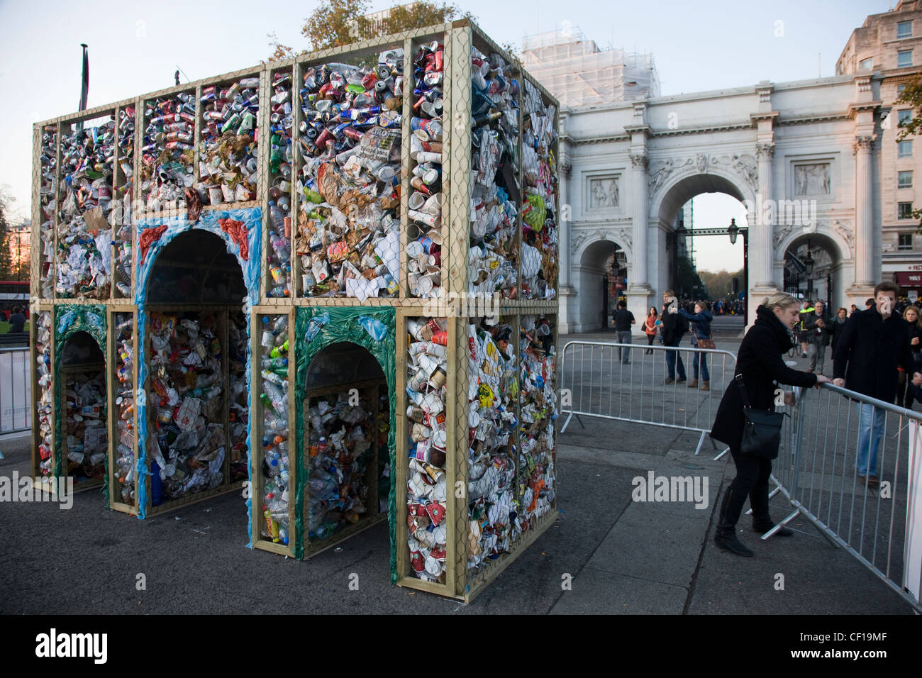 Konstruktion aus Müll in Form von Marble Arch vor dem echten Bogen Stockfoto