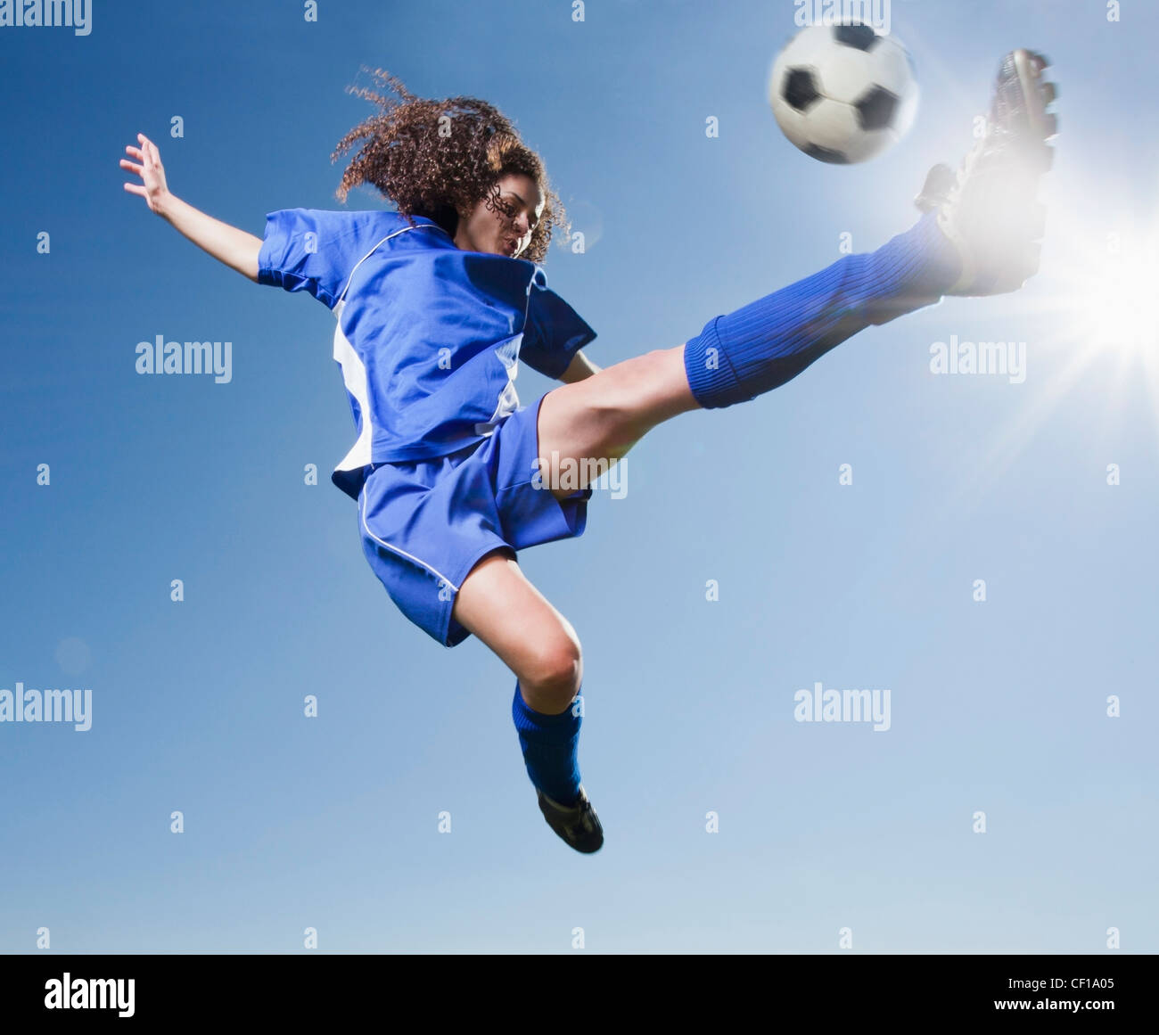 Kaukasische Frau munter Fußball Stockfoto