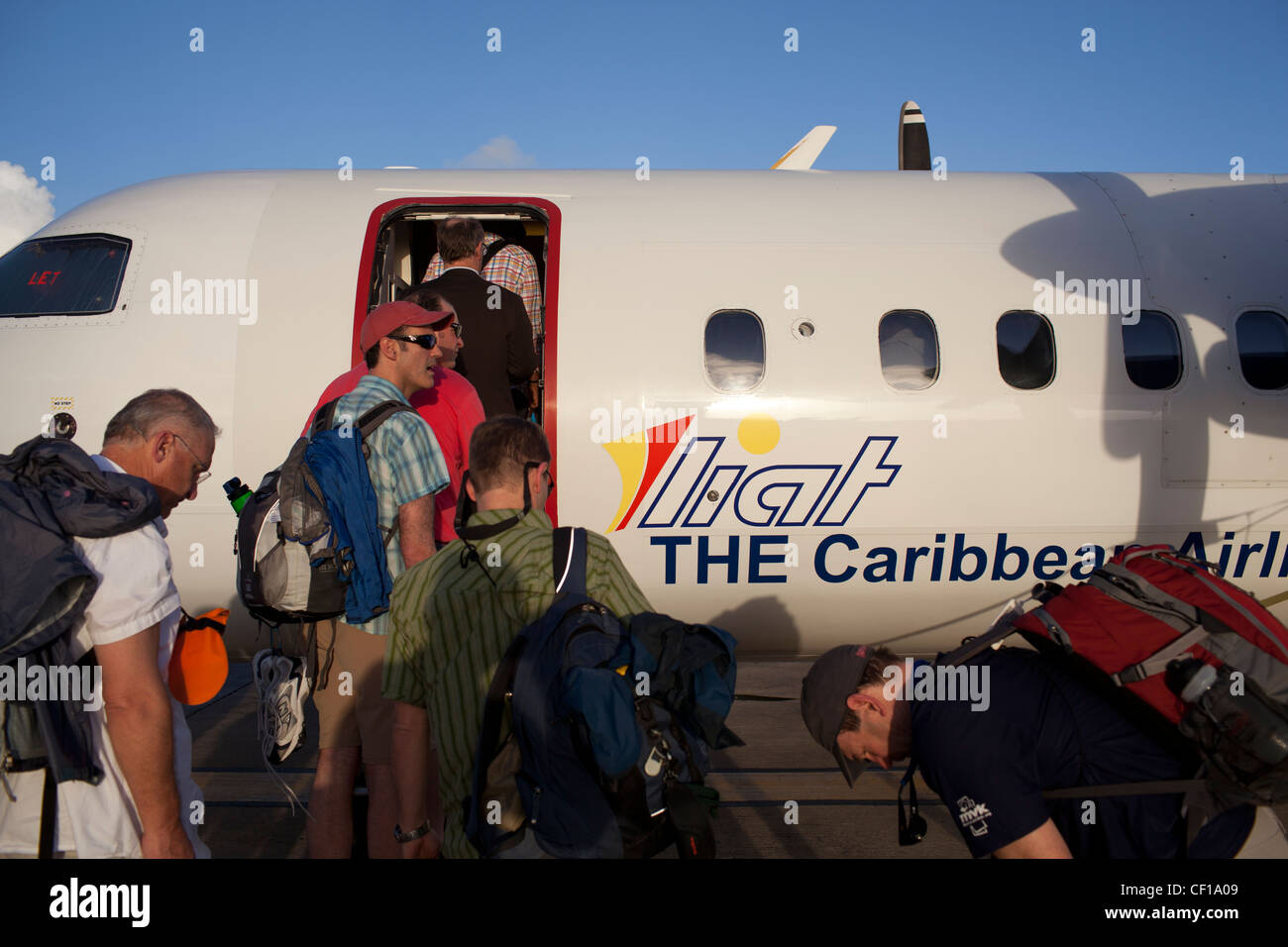 Westliche Touristen an Bord ein LIAT Airlines TurbopropFlugzeug in
