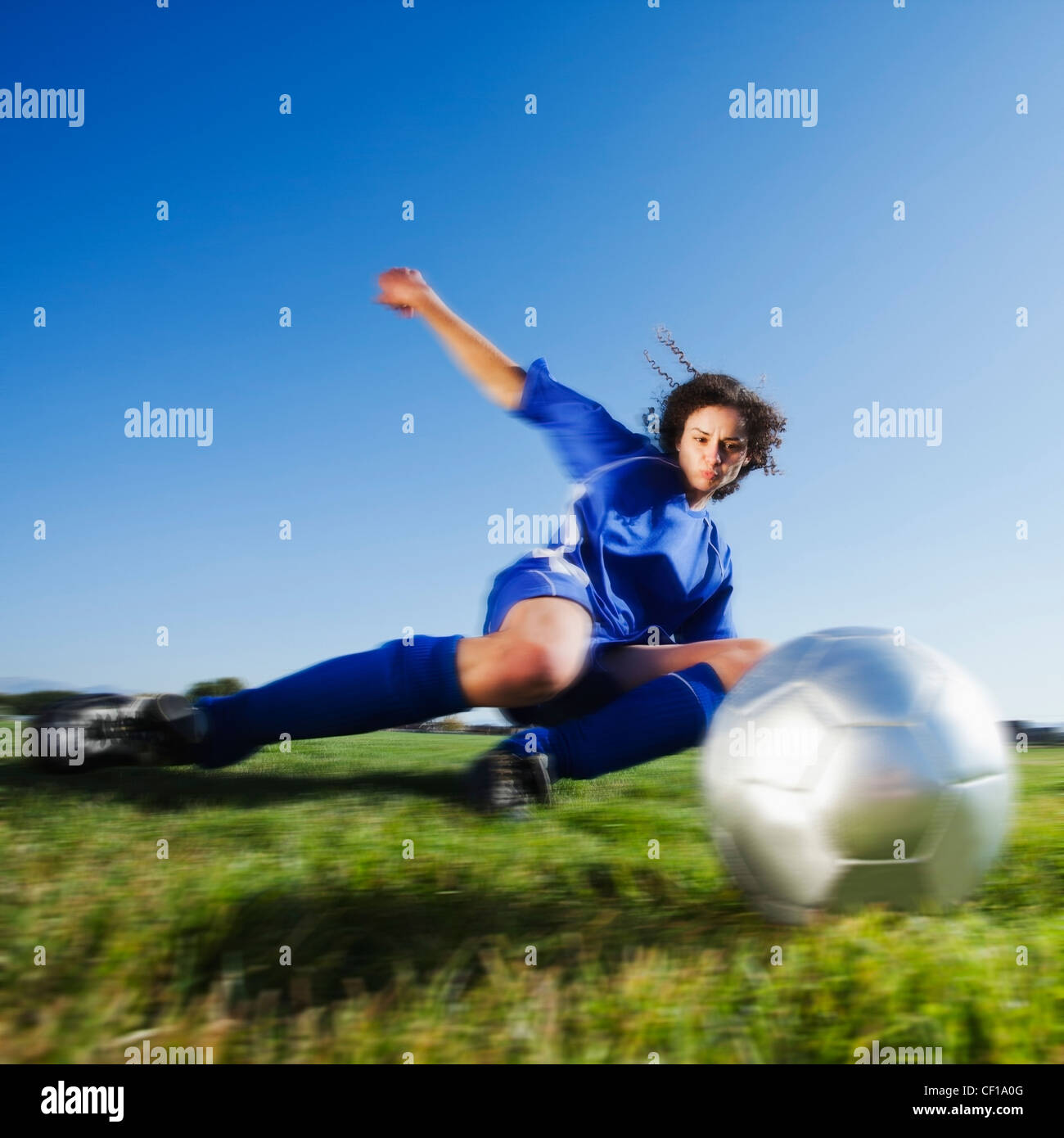 Kaukasische Frau munter Fußball Stockfoto