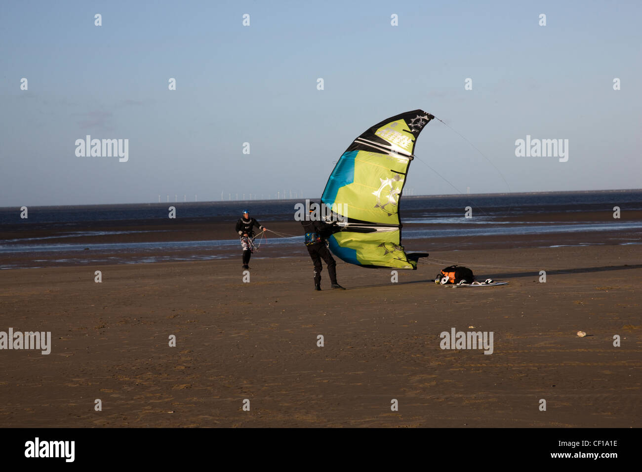 Windsurfen und Kitesurfen am Strand von Hunstanton Norfolk Stockfoto