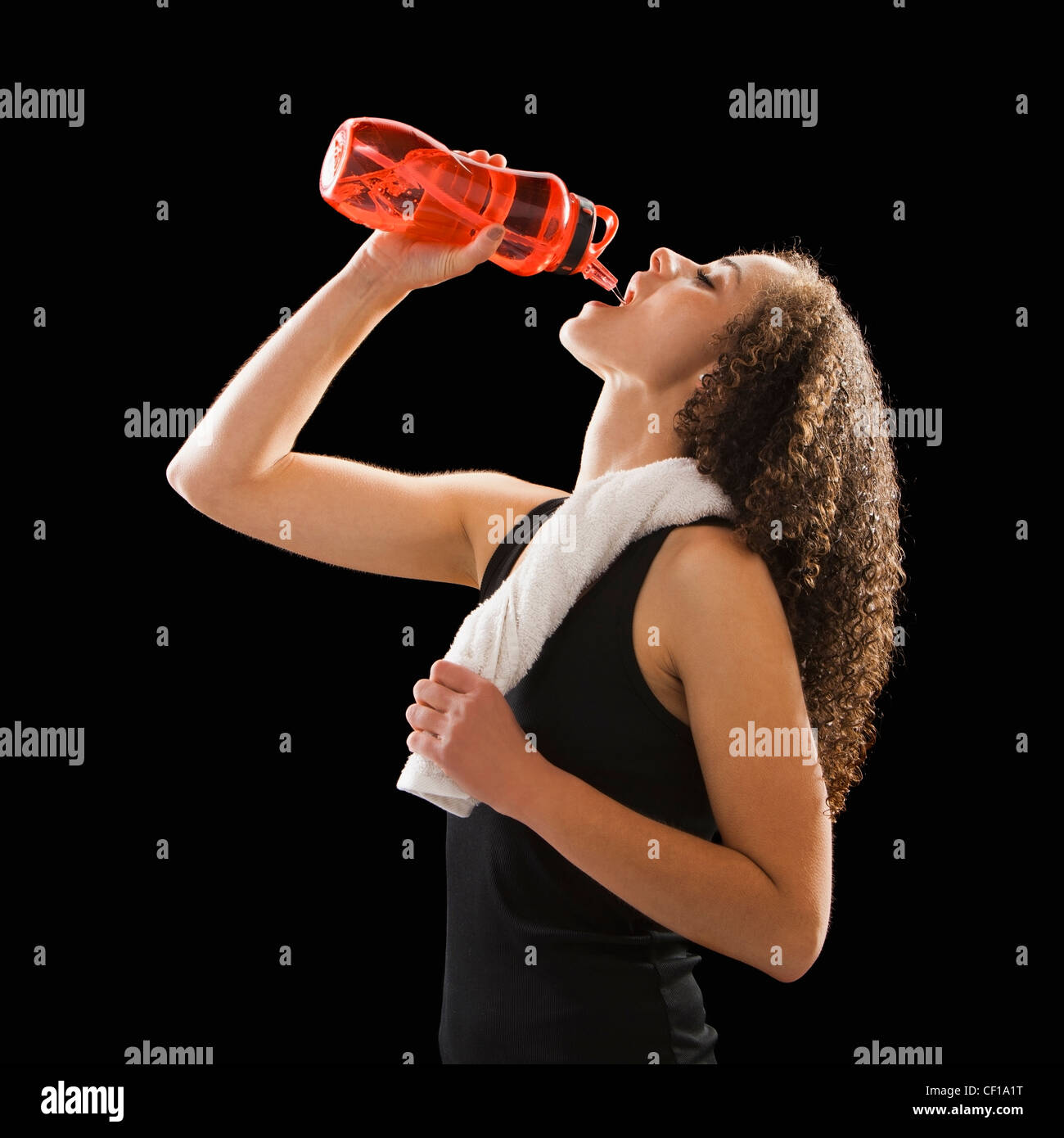 Kaukasische Frau trinkt aus Flasche Wasser Stockfoto