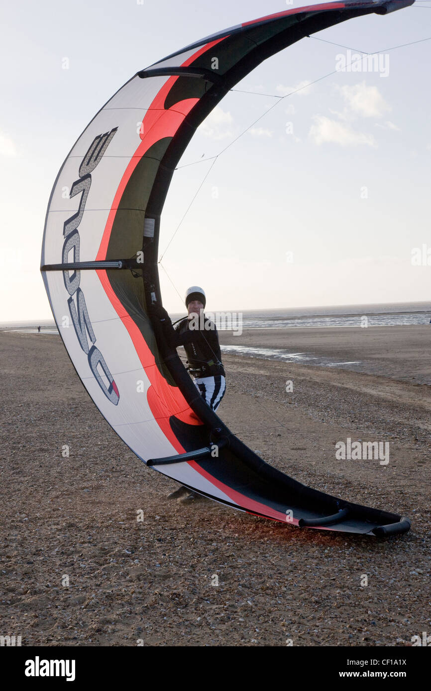 Windsurfen und Kitesurfen am Strand von Hunstanton Norfolk Stockfoto