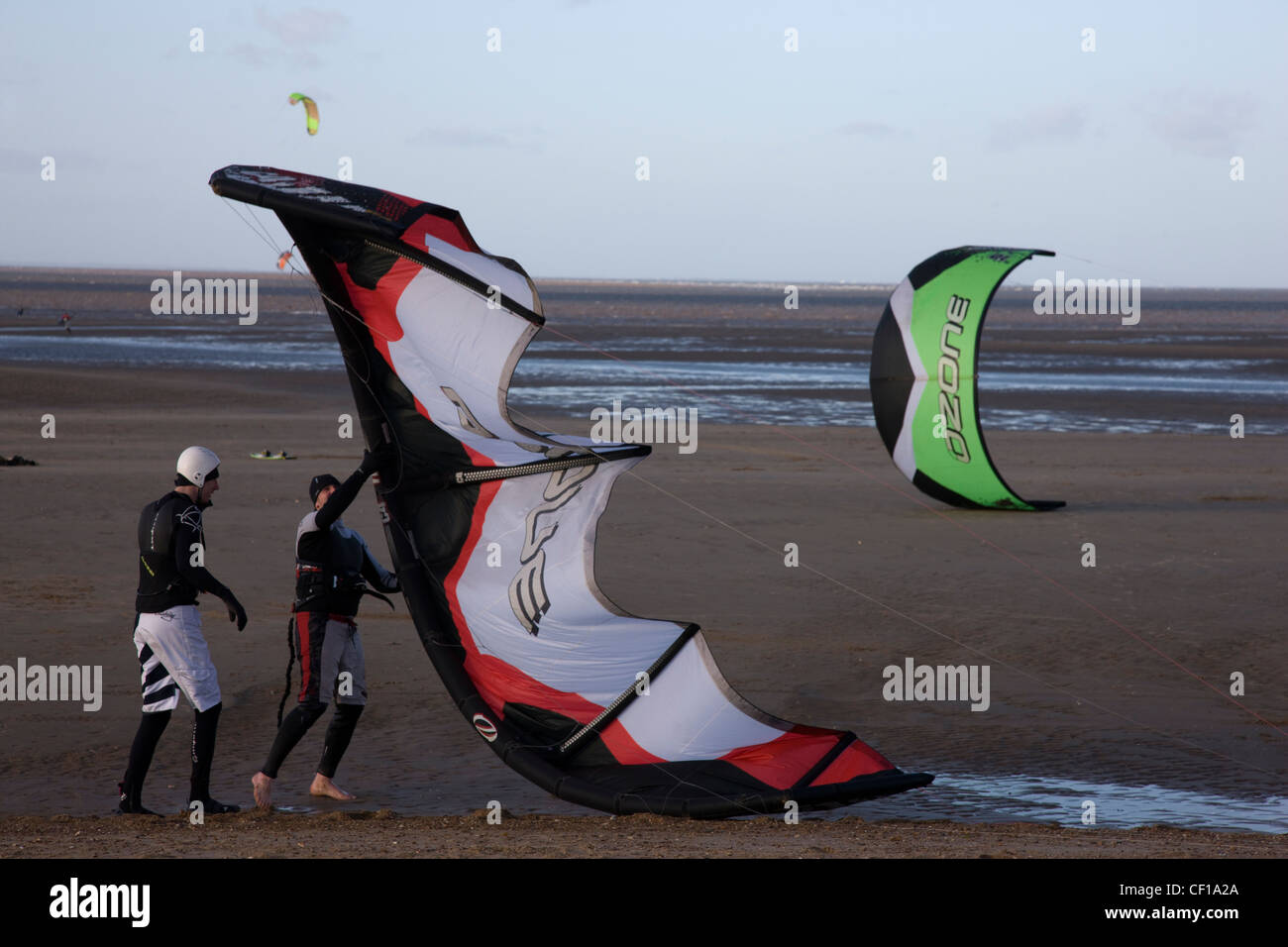 Windsurfen und Kitesurfen am Strand von Hunstanton Norfolk Stockfoto