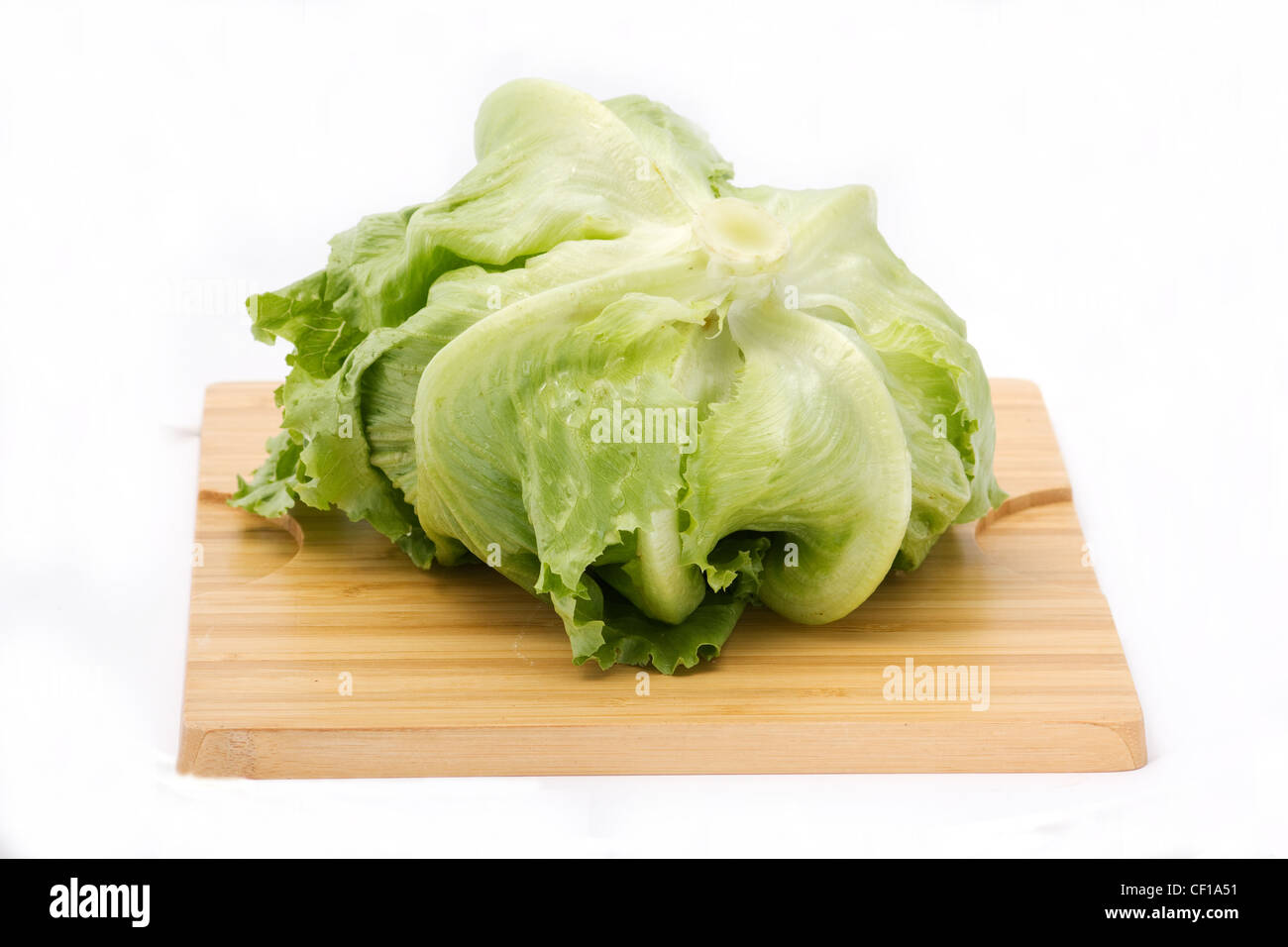 Salatkopf auf einem Holzbrett Stockfoto