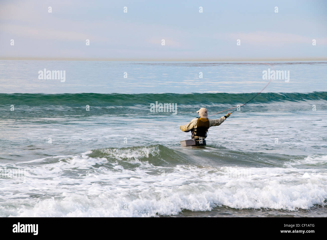 Redaktionellen Journalismus journalistische stürmischen Abenteuer Wassersport Strand Passanten Mann männlich Winter Foto-Journali Surfen zu helfen Stockfoto
