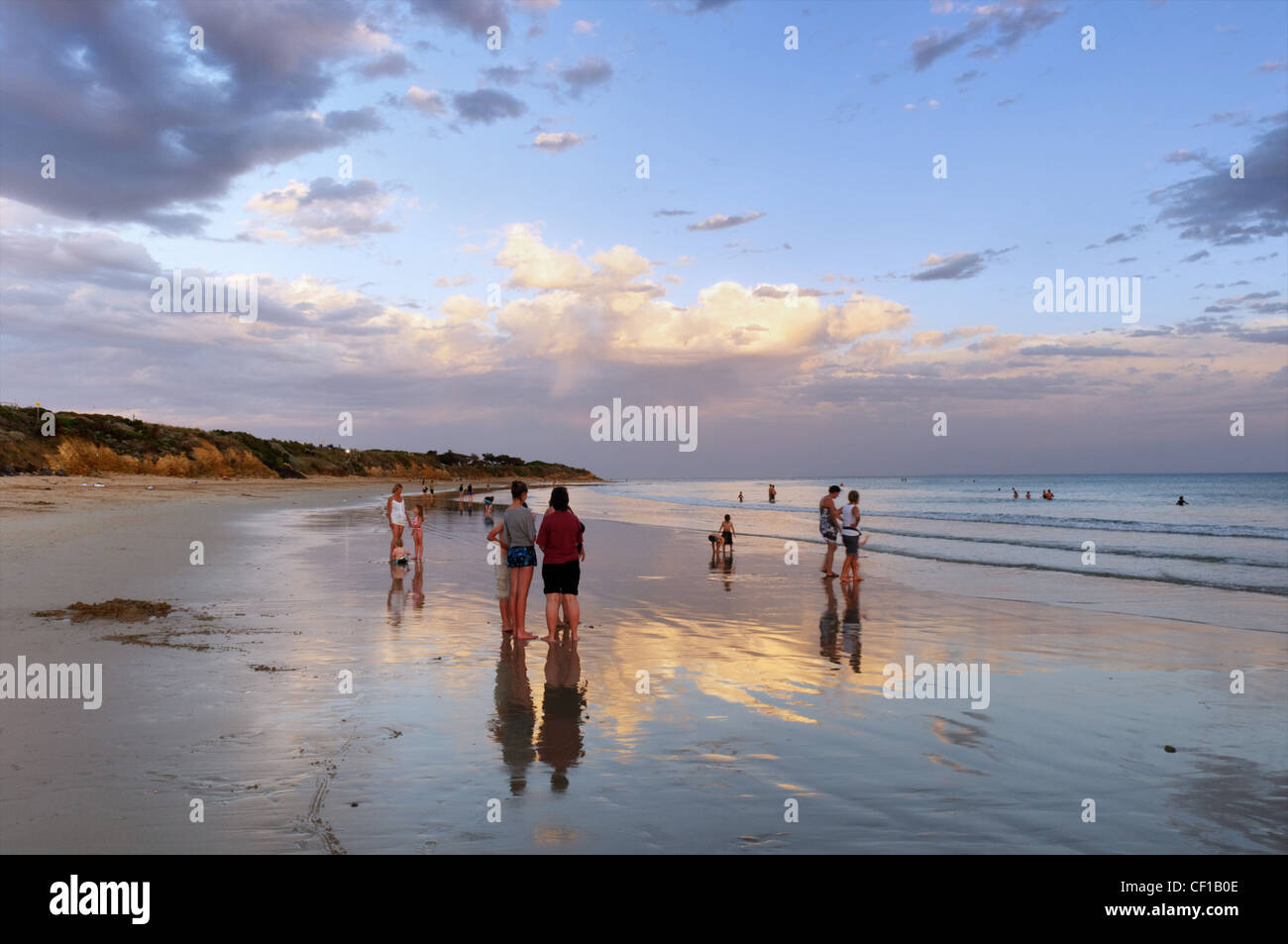 Menschen an einem Strand am Abend, Torquay, Australien (Hinweis auch deshalb nicht Torquay in SW England - was sagen kann... seine sonnigen) Stockfoto