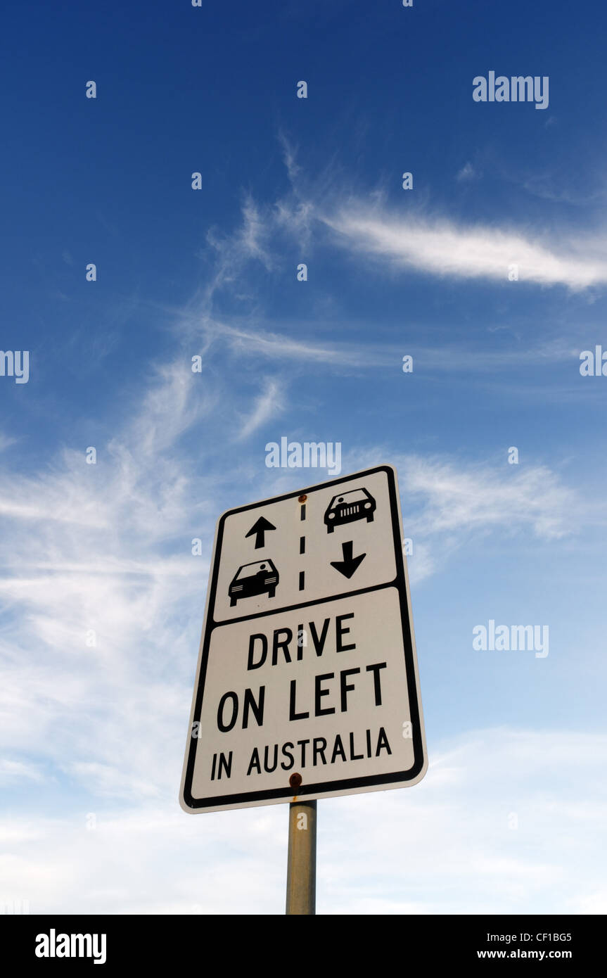 Ein Straßenschild in Australien, die liest "Fahren Sie links in Australien" Stockfoto