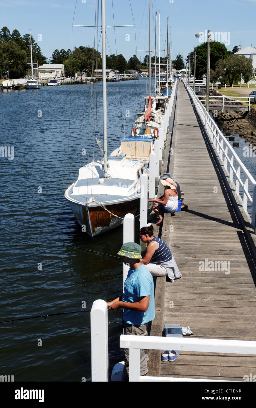 Leute von der Uferpromenade im Hafen von Port Fairy, Victoria Australien Angeln Stockfoto