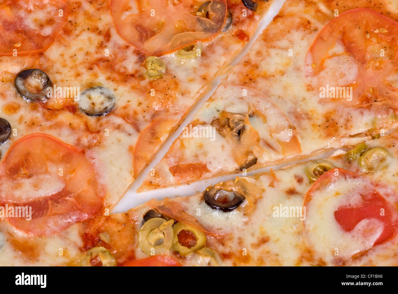 Margarites Pizza Closeup mit Mozzarella, Tomaten und Oliven Stockfoto