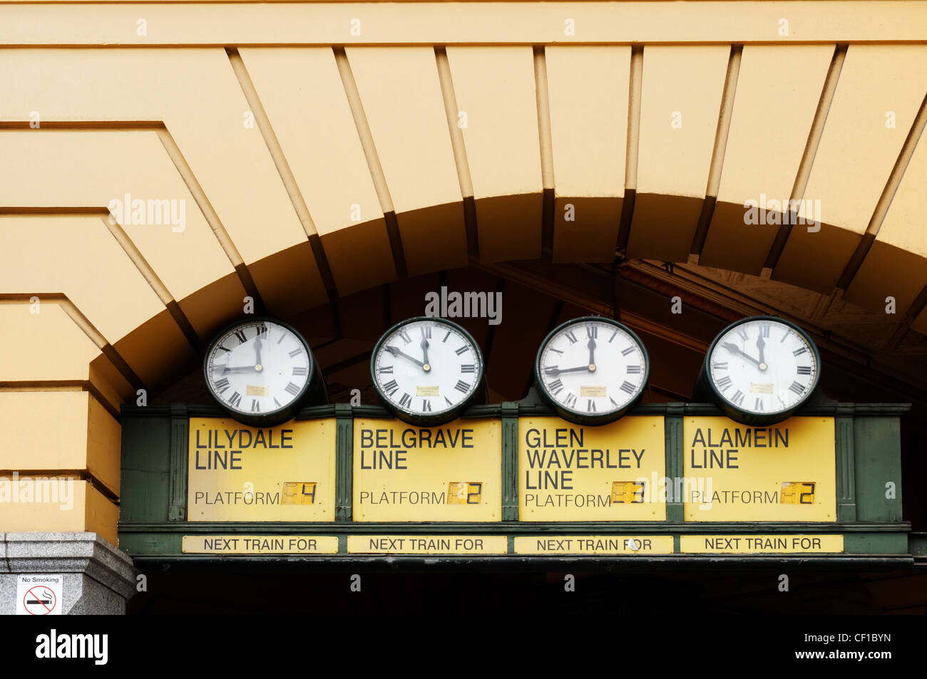 Abreise-Uhren an der Flinders Street Station in Melbourne Australien Stockfoto