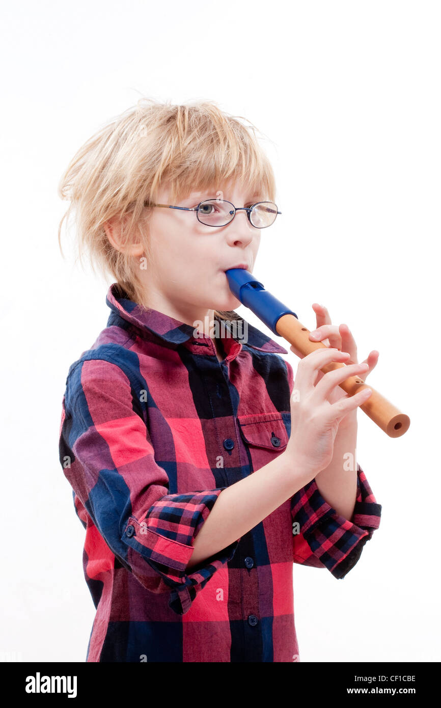 Junge mit blonden Haaren und Brille Flötenspiel - isoliert auf weiss Stockfoto