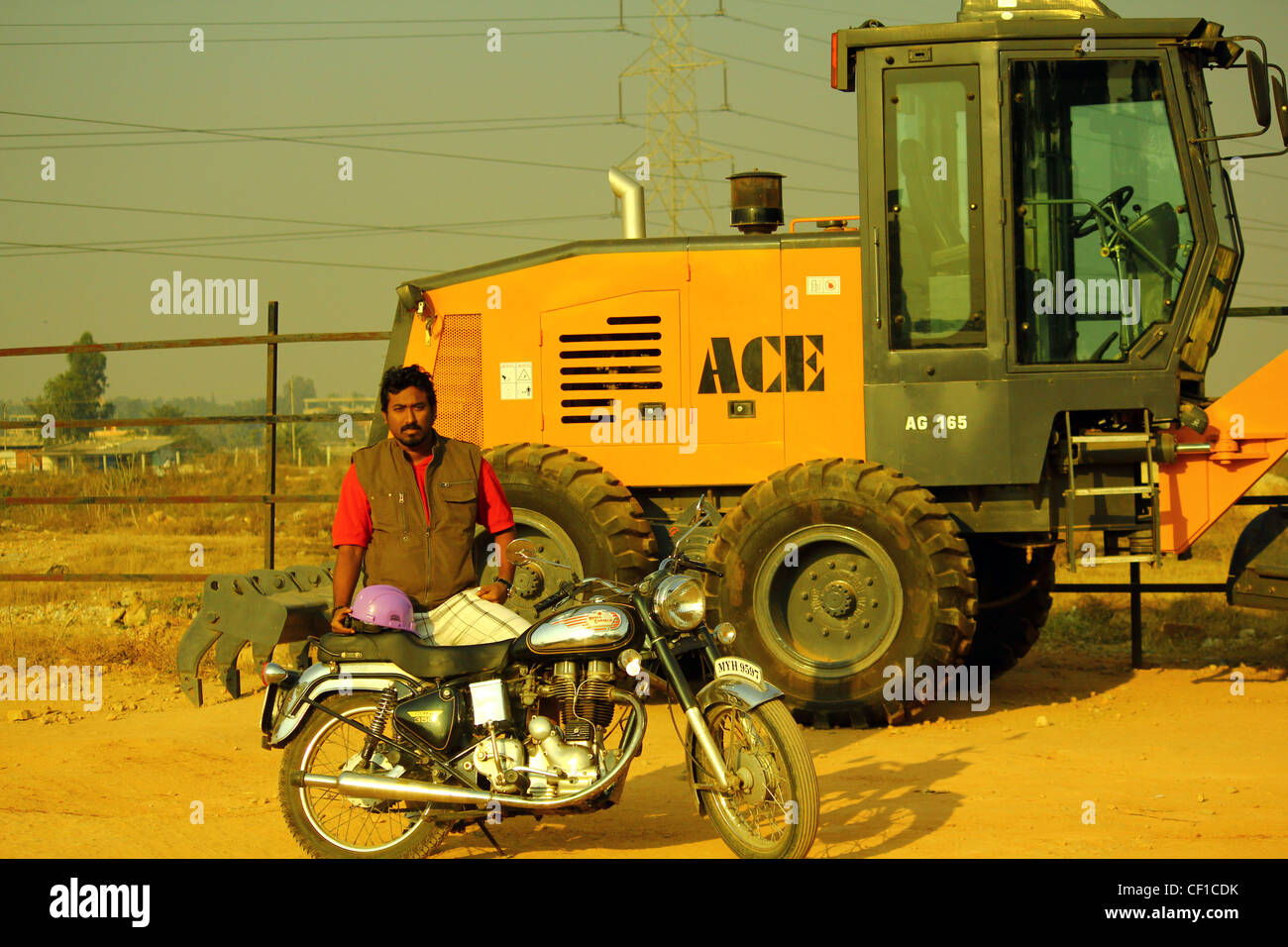 Junge indische Männer posieren auf einer Enfield Bullet Motorrad. Stockfoto