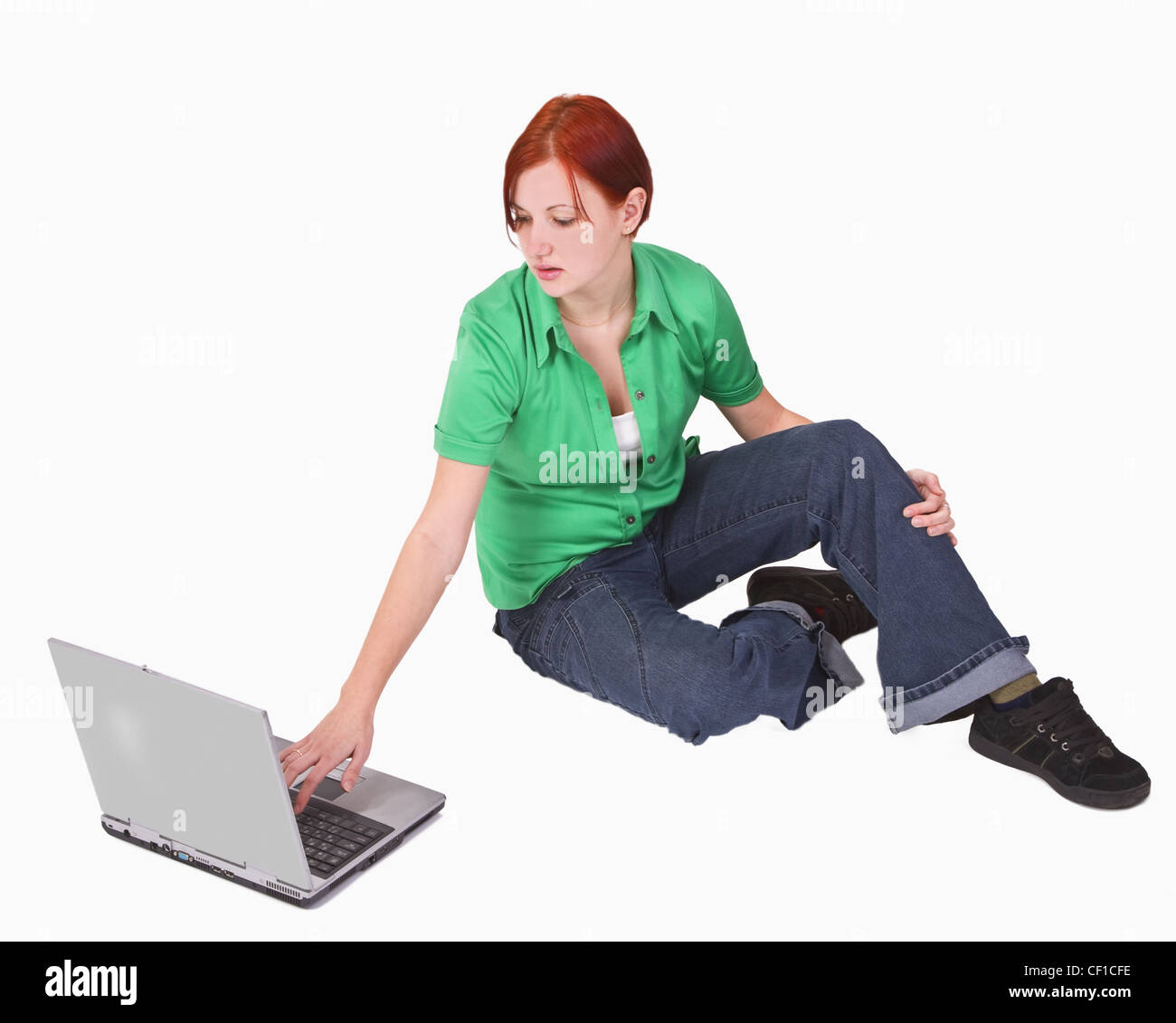 Rothaarige Teenager-Mädchen auf einem Laptop arbeiten. Stockfoto