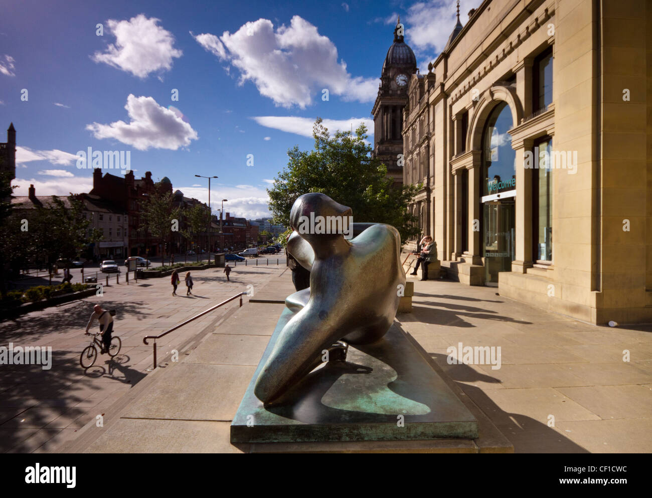 Eine Skulptur von Henry Moore, liegende Frau: Ellenbogen 1981, auf dem Display außerhalb Leeds City Art Gallery. Stockfoto