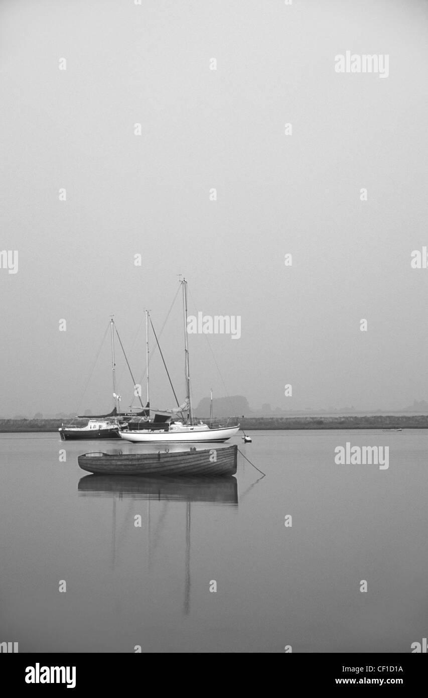 Boote vor Anker auf dem Fluss Stour. Stockfoto