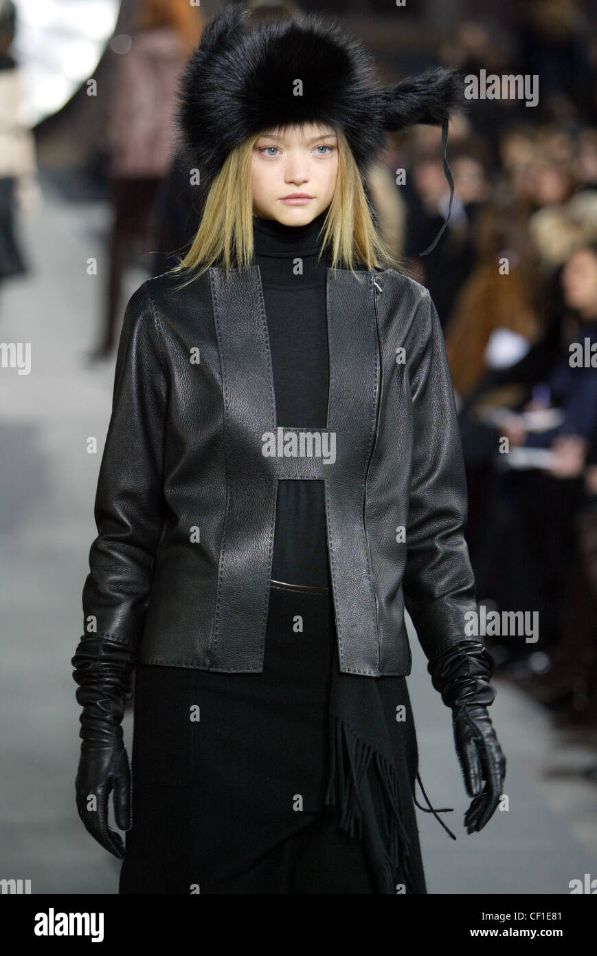 Hermes Paris bereit, tragen Herbst Winter australischen model Gemma Ward im  schwarzen Pelzmütze, Rundhals-Leder-Jacke, Handschuhe und Stockfotografie -  Alamy