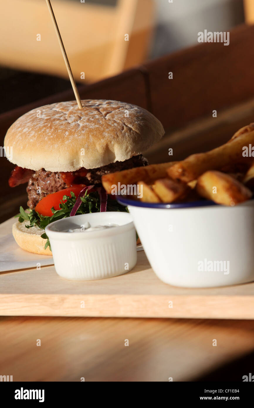 Allgemeine Ansichten ein Burger und Pommes essen in einem Restaurant in Brighton, East Sussex, UK. Stockfoto