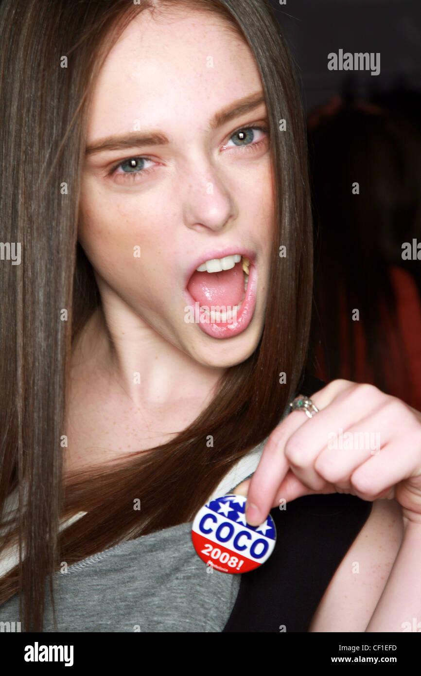 DKNY Backstage New York bereit zu tragen-Frühling-Sommer-Modell mit Bleistift Augenbrauen und weiche rosa Lippenstift, der Mund offen halten ein Stockfoto