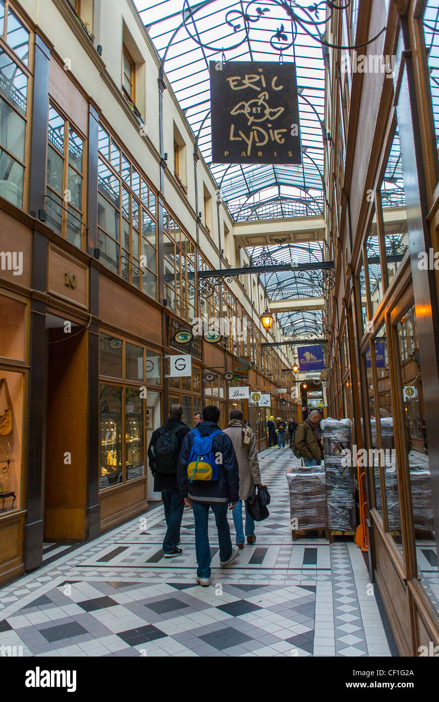 Paris, Frankreich, Leute einkaufen, im Marais Viertel, ein paar wenige Alte "Passage du Grand Cerf" in Paris. Stockfoto