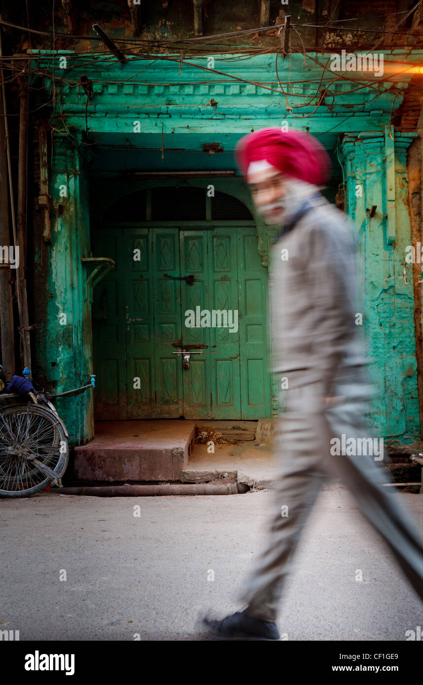 Roten Turban indischen Sikh Mann vor dem grünen Tor in der alten Stadt Amritsar Stockfoto