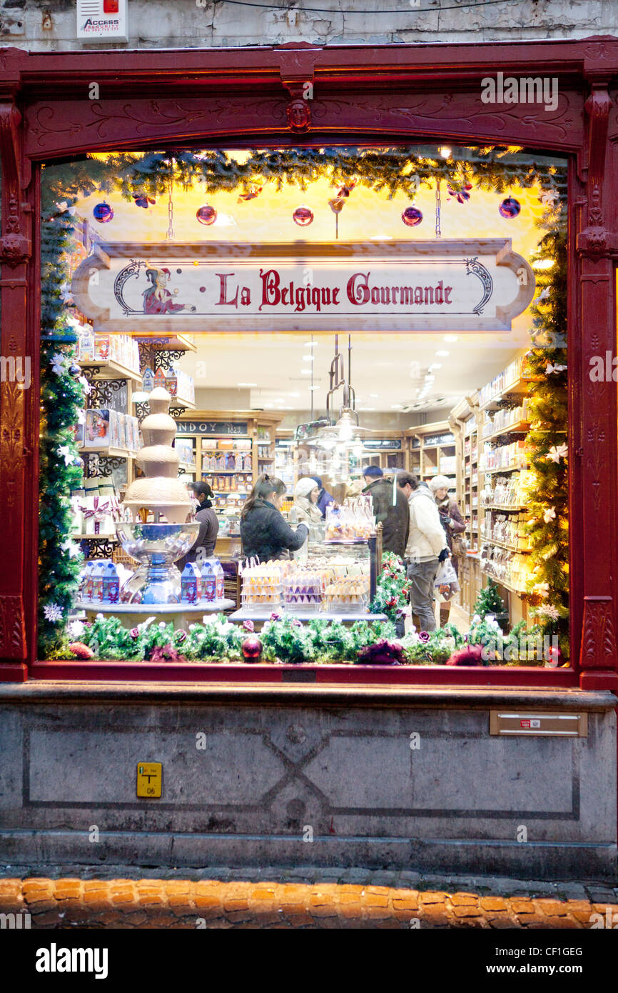 Ein Blick auf die Weihnachten Schaufenster eines belgischen Schokolade Shop Stockfoto