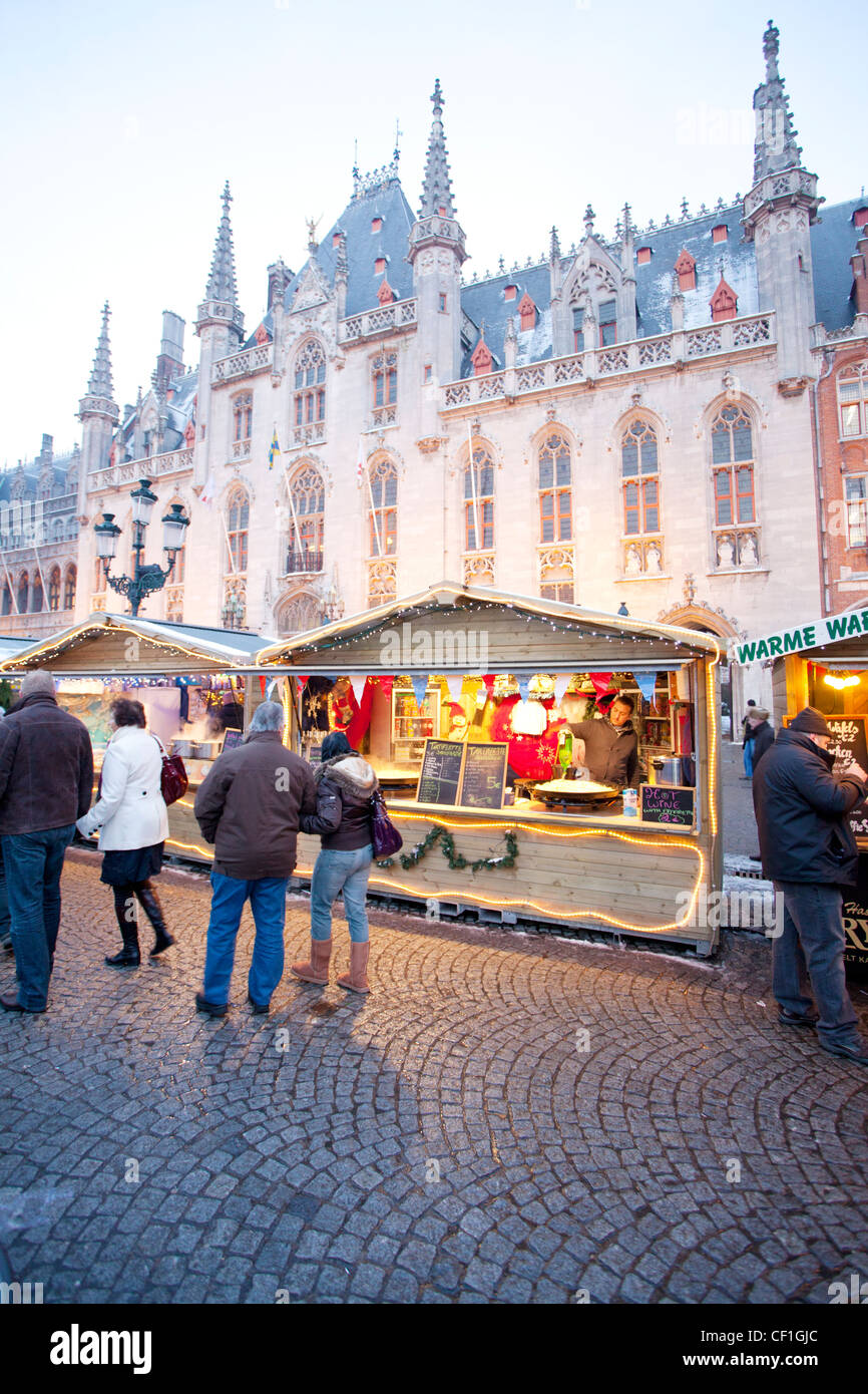 Ein Blick auf den Wintermarkt Stände in der Mitte von Brügge Stockfoto