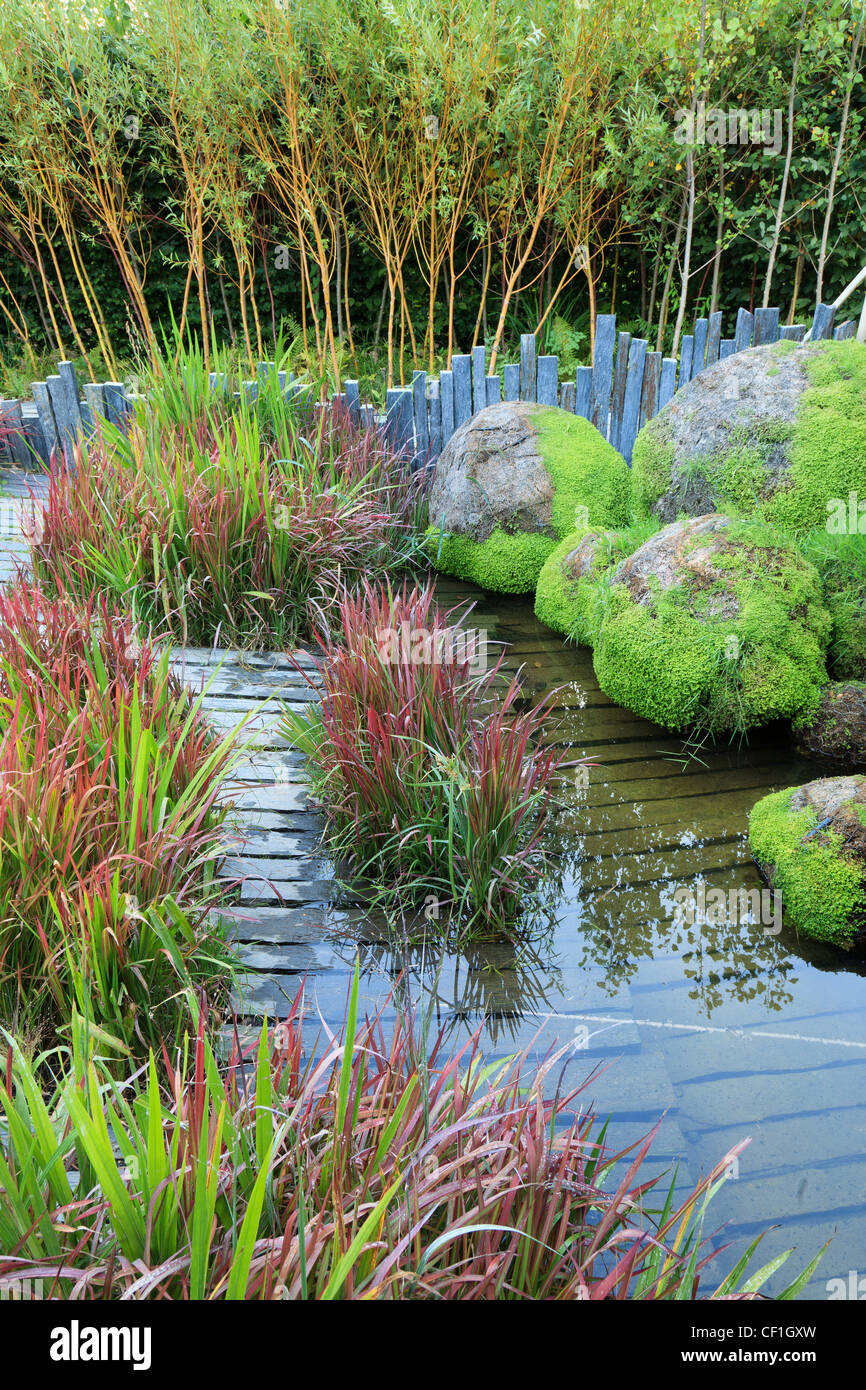 Kugeln und Schiefer Boden in das Festival International des Jardins de Chaumont-Sur-Loire: Garten 'Le Creux De La Main' Stockfoto