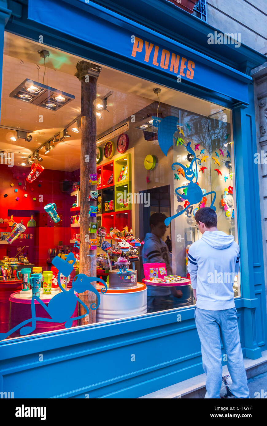 Paris, Frankreich, man Window Shopping, in der Rue Montorgueil, 'Pylone' Neuheiten Geschenke Geschäft, Schaufenster, Teenager, vorne Stockfoto