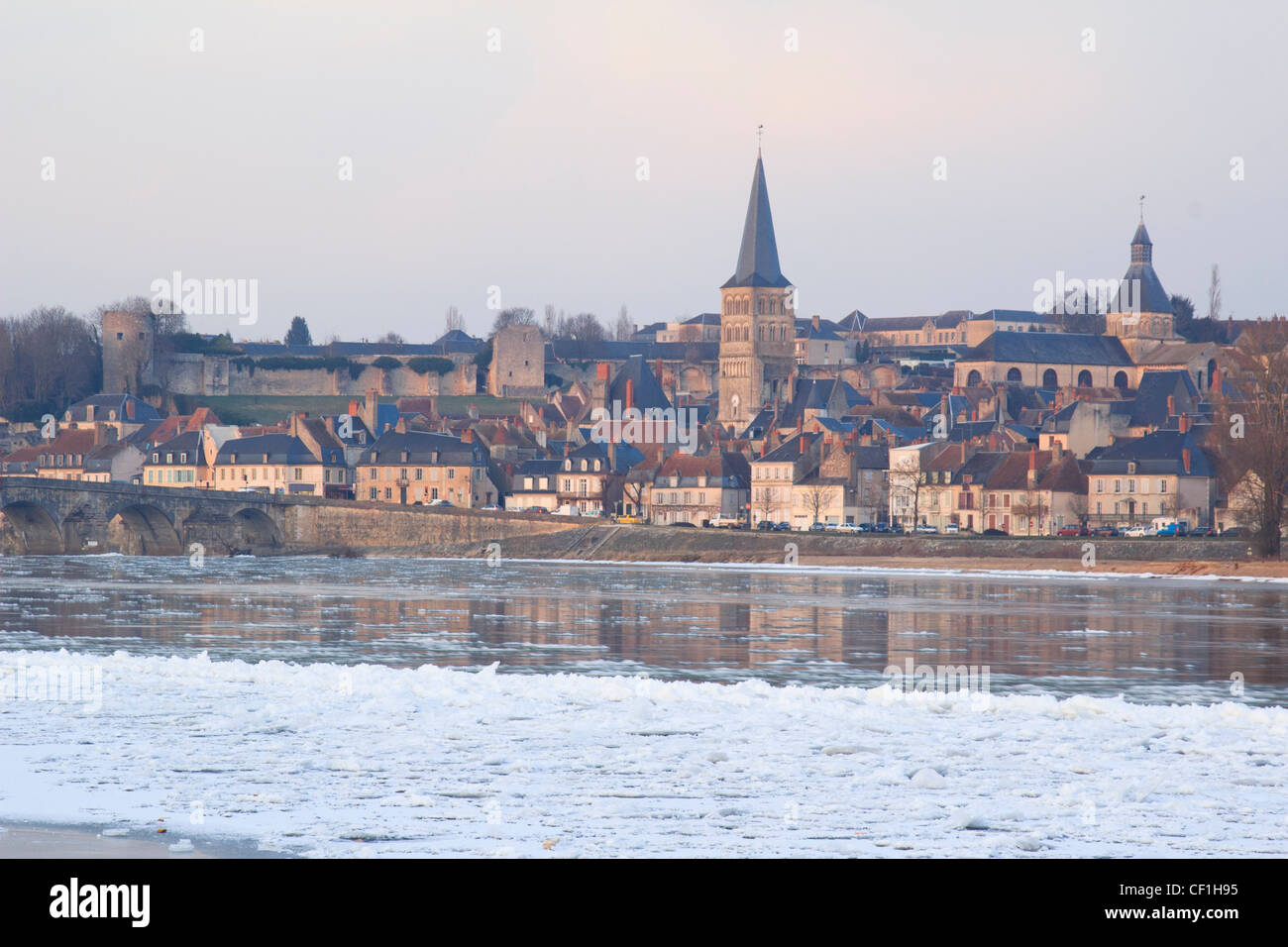 Frankreich, Nièvre, La Charite-Sur-Loire, der Stadt und der Loire, beginnt der Fluss einfrieren. Stockfoto