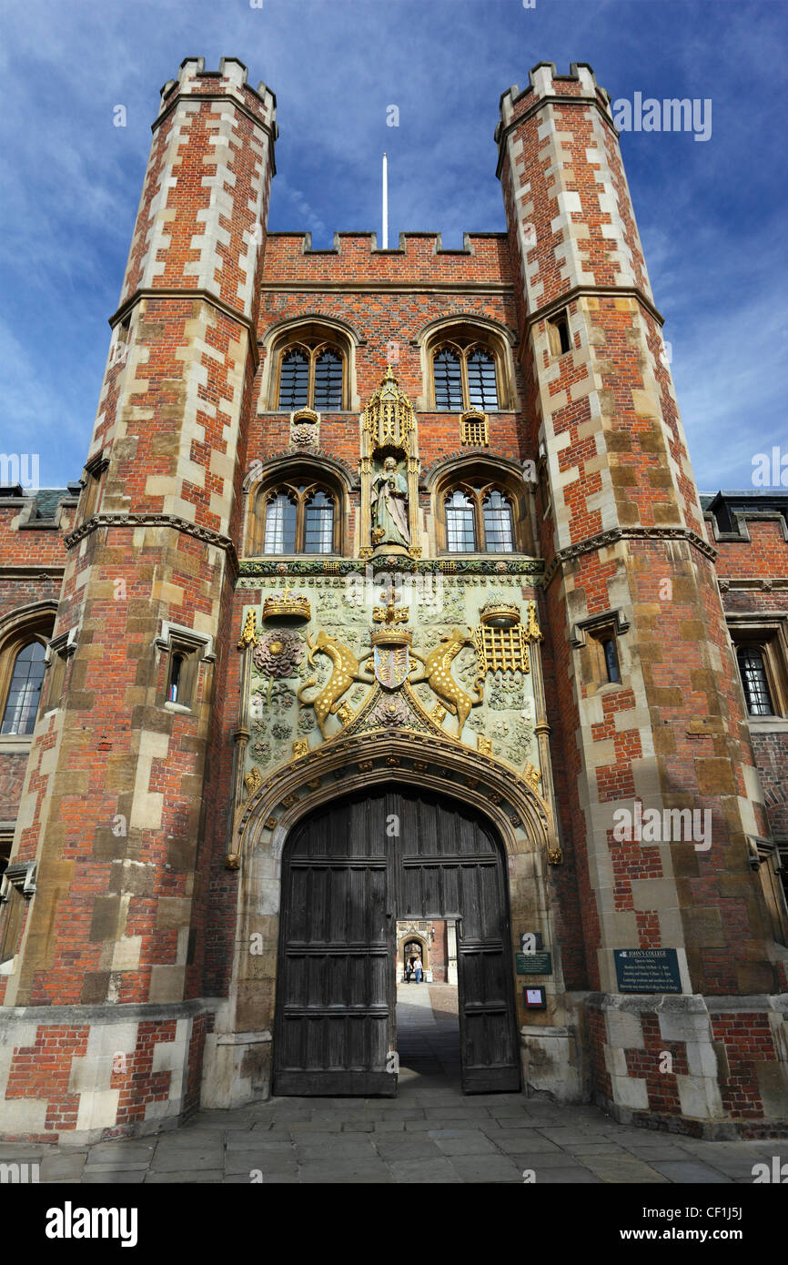 Das große Tor (1516) von Str. Johns Hochschule, Cambridge, geschmückt mit den Wappen der Gründerin Dame Margaret Beaufort Stockfoto